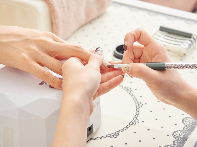 ネイルサロンで水素吸入しながら施術