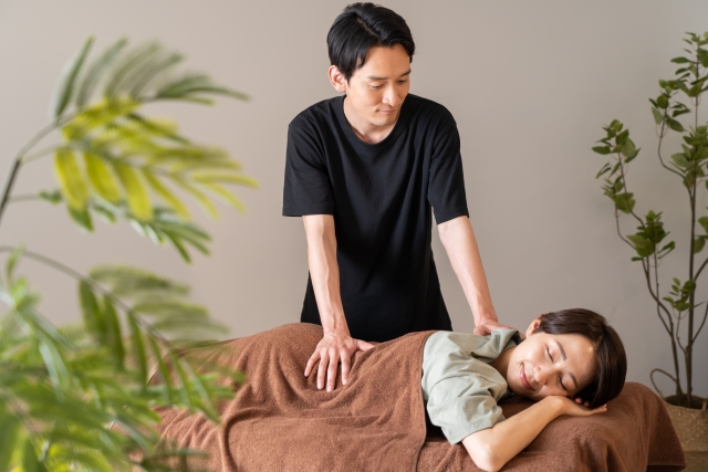 整体院で体のゆがみを整えている女性