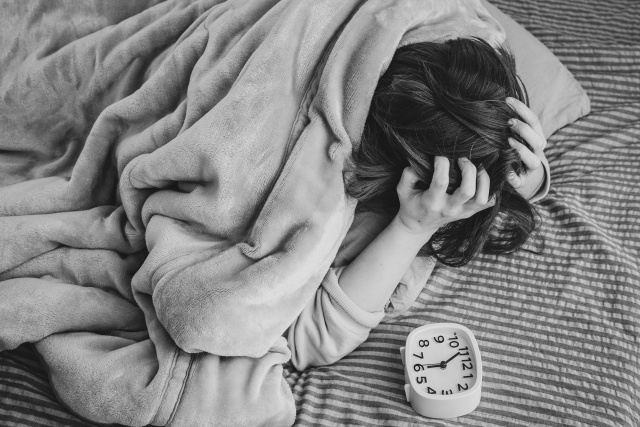 不眠で寝不足、朝もスッキリ起きられない女性