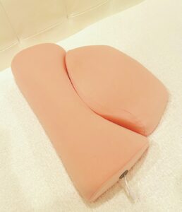 経が高ぶっていたり疲れている日は、首元だけを温められる枕をご愛用